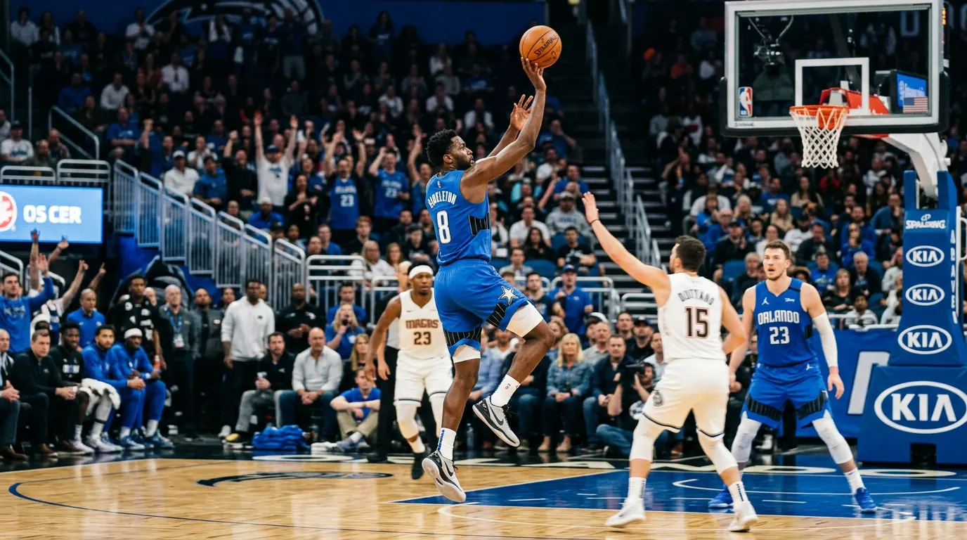 لاعب كرة سلة شاب ينفذ تسديدة من المحيط بشكل متقن أثناء التدريب